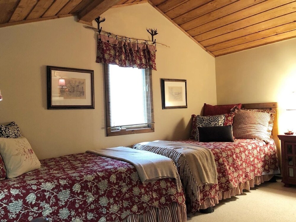 Lakeside Mountain Condo w/ Awesome View & Resort Amenities