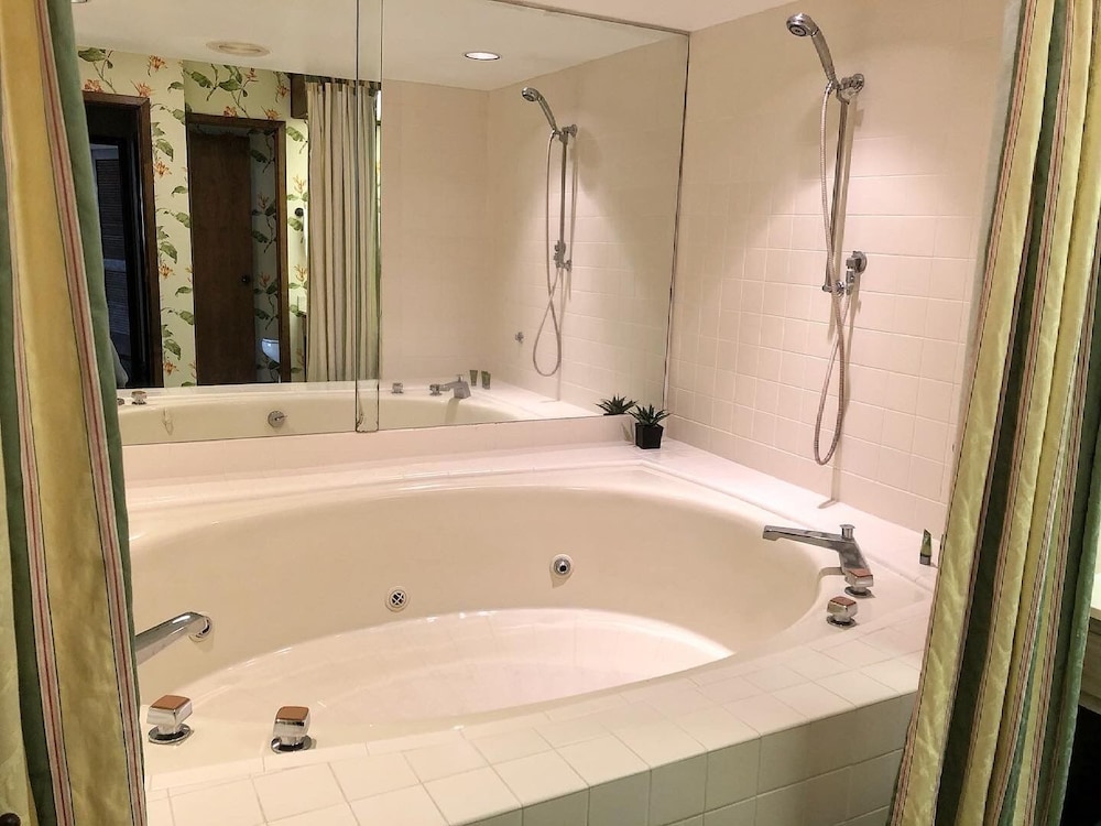 Lakeside Mountain Condo w/ Awesome View & Resort Amenities