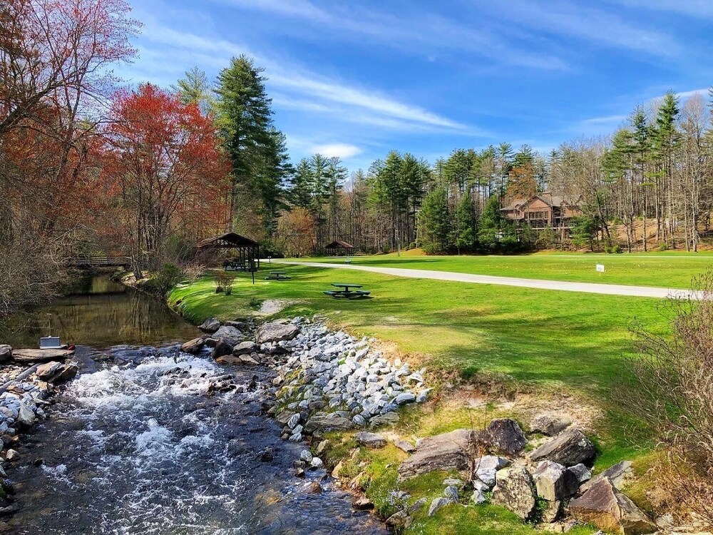 Lakeside Mountain Condo w/ Awesome View & Resort Amenities