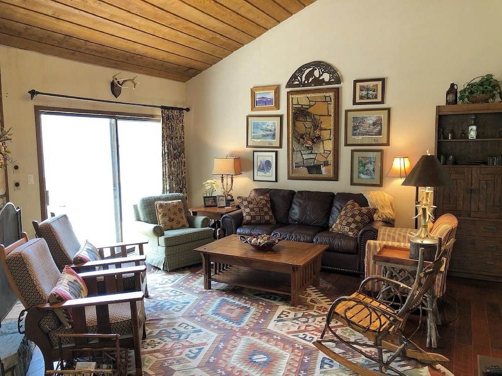 Lakeside Mountain Condo w/ Awesome View & Resort Amenities