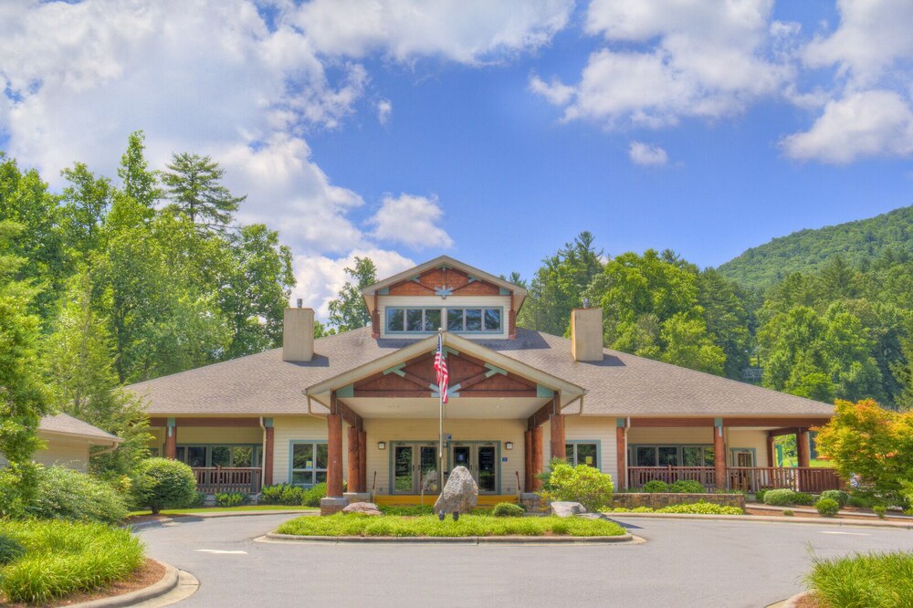 Lakeside Mountain Condo w/ Awesome View & Resort Amenities