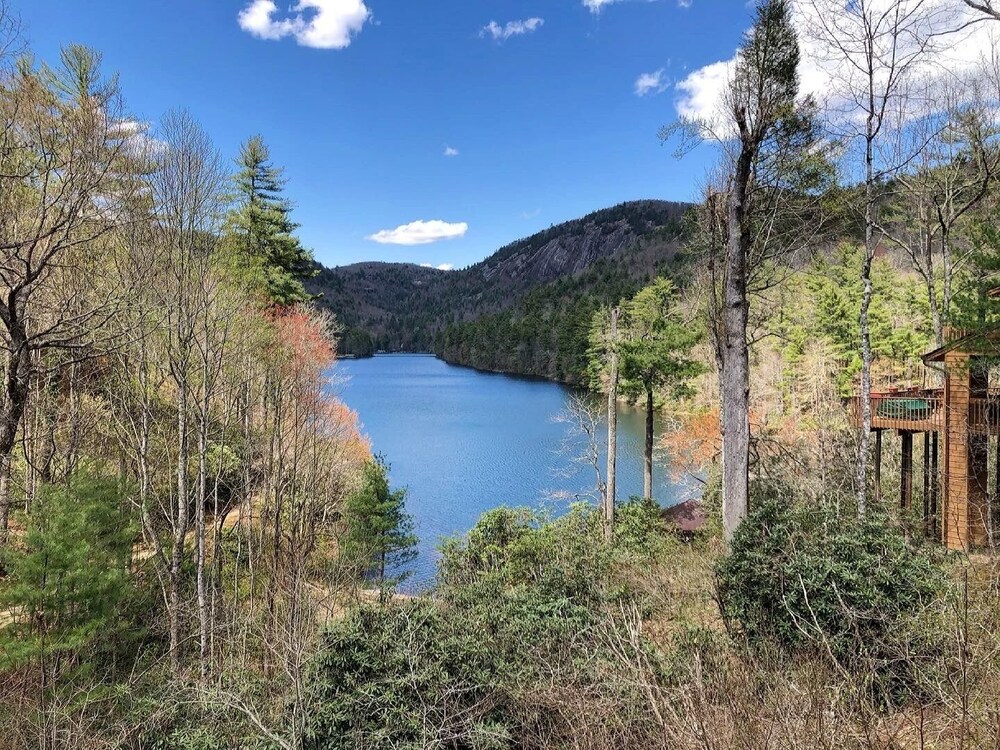 Lakeside Mountain Condo w/ Awesome View & Resort Amenities