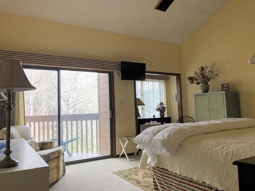 Lakeside Mountain Condo w/ Awesome View & Resort Amenities