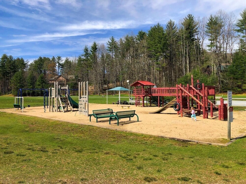 Lakeside Mountain Condo w/ Awesome View & Resort Amenities