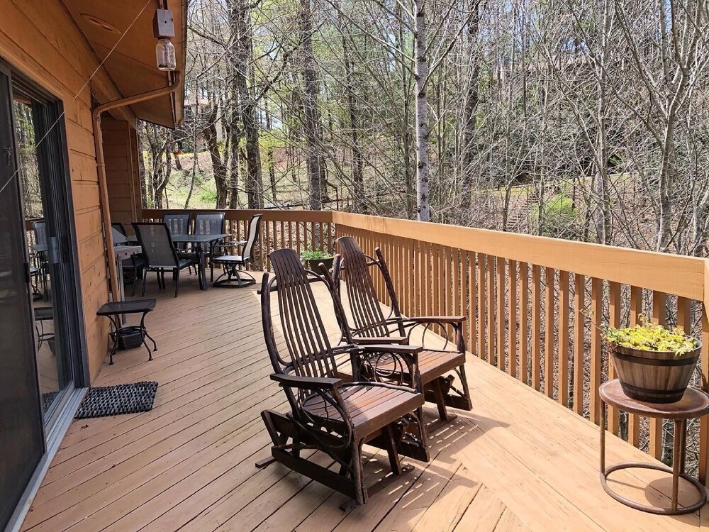 Lakeside Mountain Condo w/ Awesome View & Resort Amenities