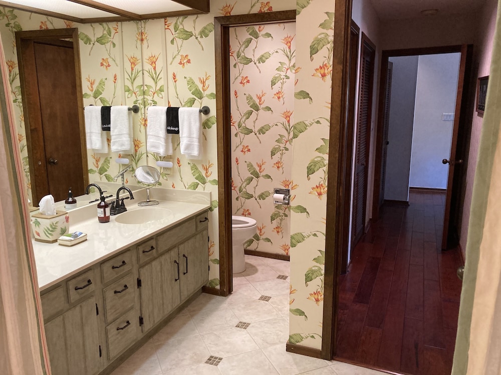 Lakeside Mountain Condo w/ Awesome View & Resort Amenities