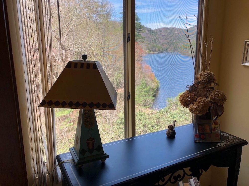 Lakeside Mountain Condo w/ Awesome View & Resort Amenities