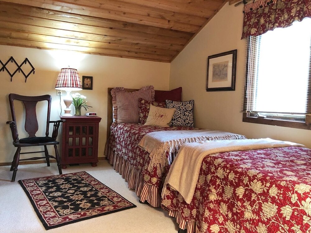 Lakeside Mountain Condo w/ Awesome View & Resort Amenities