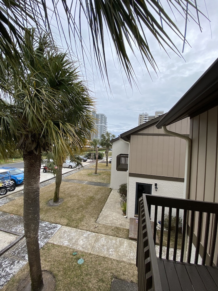 Fabulous Location, Quiet End Unit, Walk To The Beach,Apache Pier & Fishing Lake 