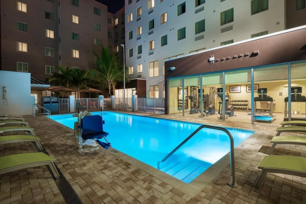 Airport Convenience! Close to Miami Dade College, Kitchen, Pool, Shuttle