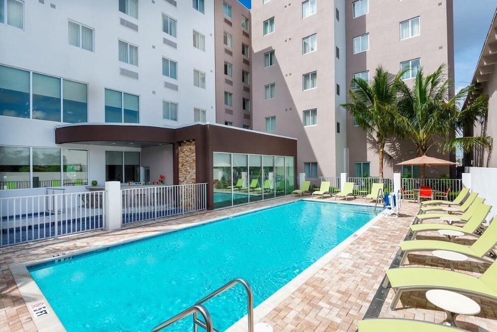 Airport Convenience! Close to Miami Dade College, Kitchen, Pool, Shuttle