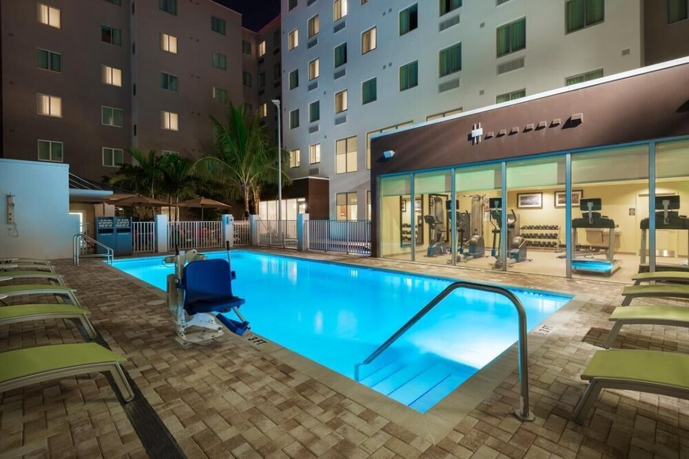 2 Attractive Units w/Kitchen Near Magic City Casino, On-site Bar, Shuttle, Pool