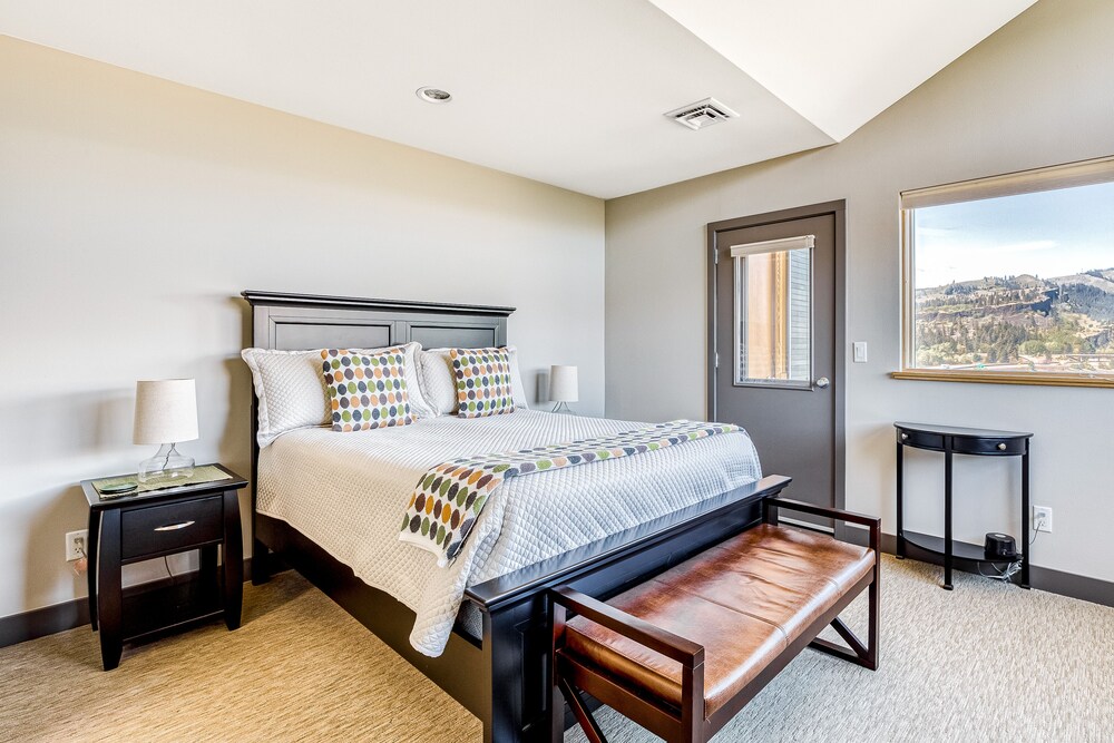 Twolevel condo with majestic Columbia River view, patio, balcony