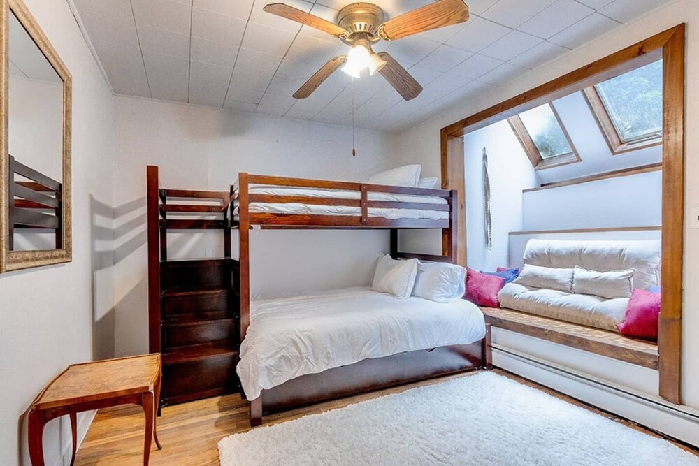 Castle by the Lake Deals & Reviews (Lake Peekskill, USA) Wotif