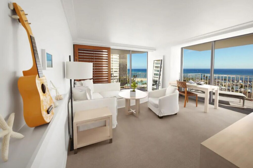 Gorgeous Honolulu Escape! Great Marina View, Pools, Restaurant/Bar