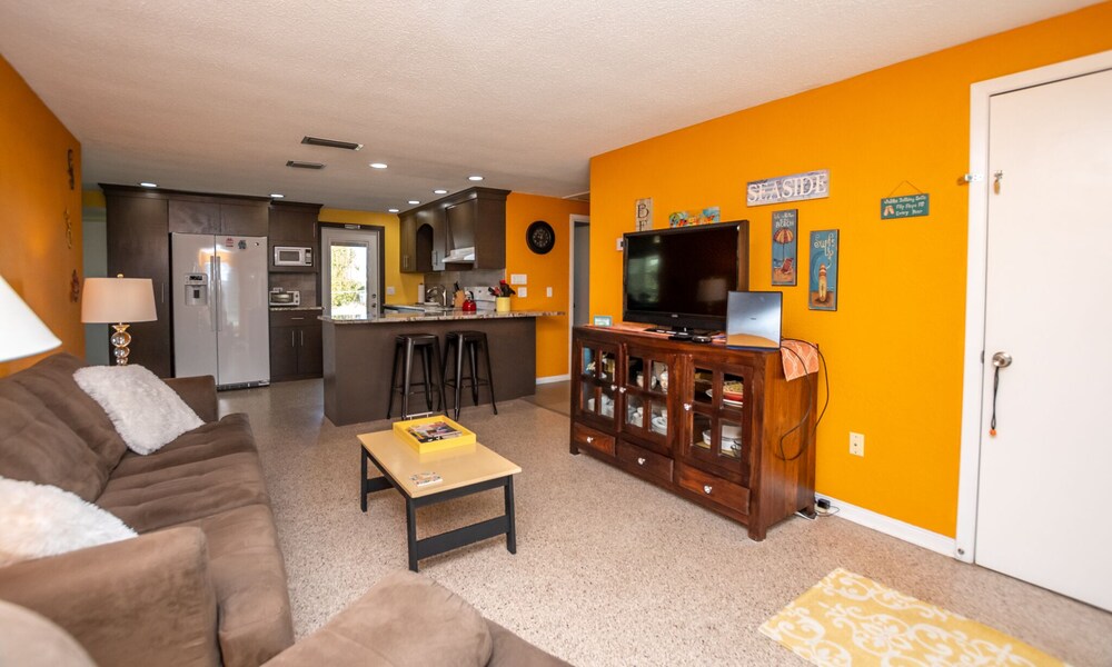 Pet Friendly 2 Bedroom 1 Bath Home Across The Street From The Beach In New Smyrna Beach Hotel Rates Reviews On Orbitz