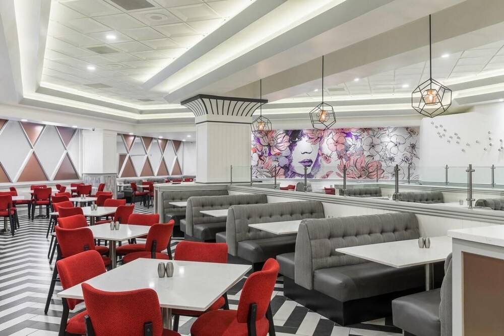 Adventure Awaits! On Strip, Pools, Game Room, Casino, Parking! Near Mob museum