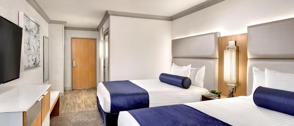 Adventure Awaits! 3 Great Units On Strip, 2 Pools, Restaurants & Bars, Casino!