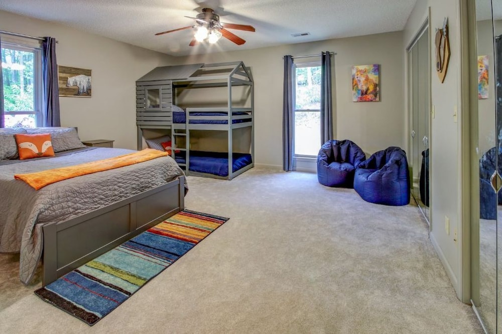 Owl’s Nest Cozy Mtn Hideaway. 25 min to AVL! Game Rm & YogaMeditation