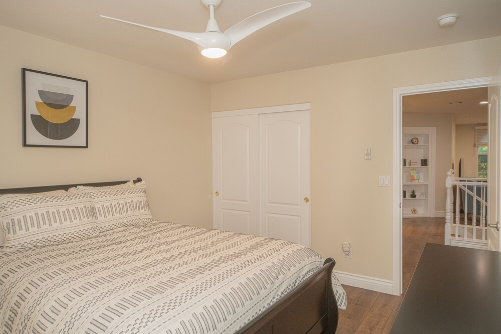 Good Vibes off the strip, 5BR with 2 King Beds + Pool