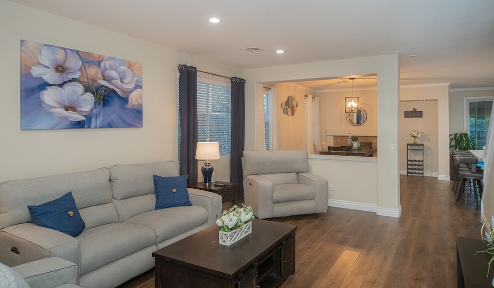 Good Vibes off the strip, 5BR with 2 King Beds + Pool