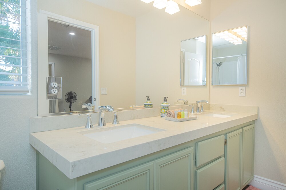 Good Vibes off the strip, 5BR with 2 King Beds + Pool