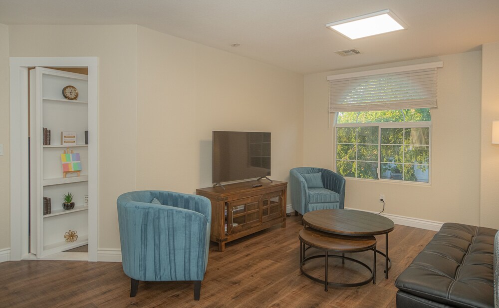 Good Vibes off the strip, 5BR with 2 King Beds + Pool