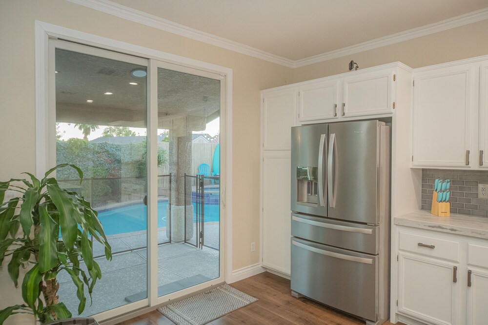 Good Vibes off the strip, 5BR with 2 King Beds + Pool