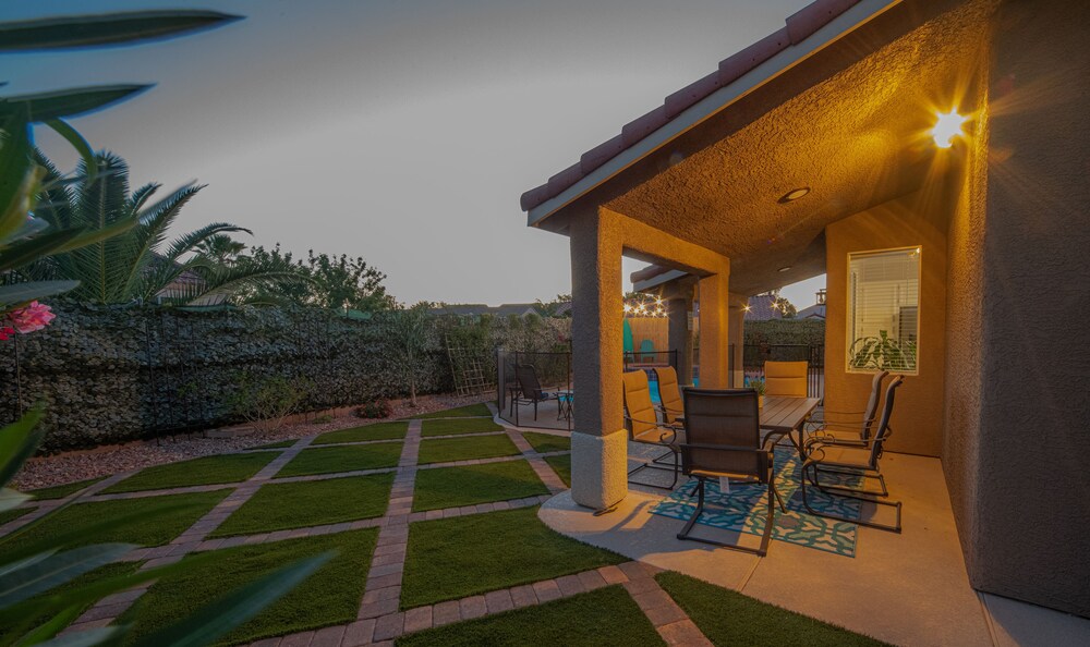 Good Vibes off the strip, 5BR with 2 King Beds + Pool