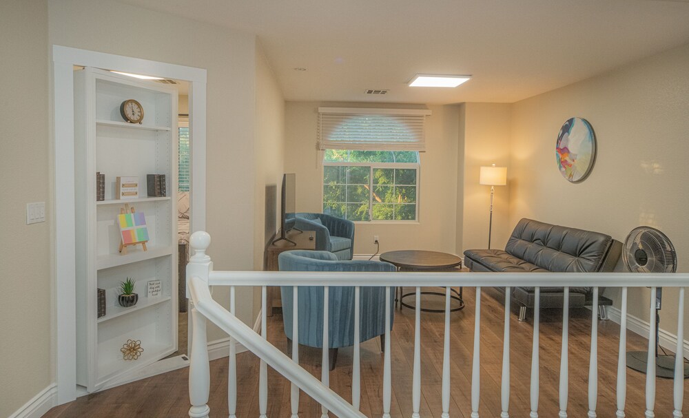 Good Vibes off the strip, 5BR with 2 King Beds + Pool