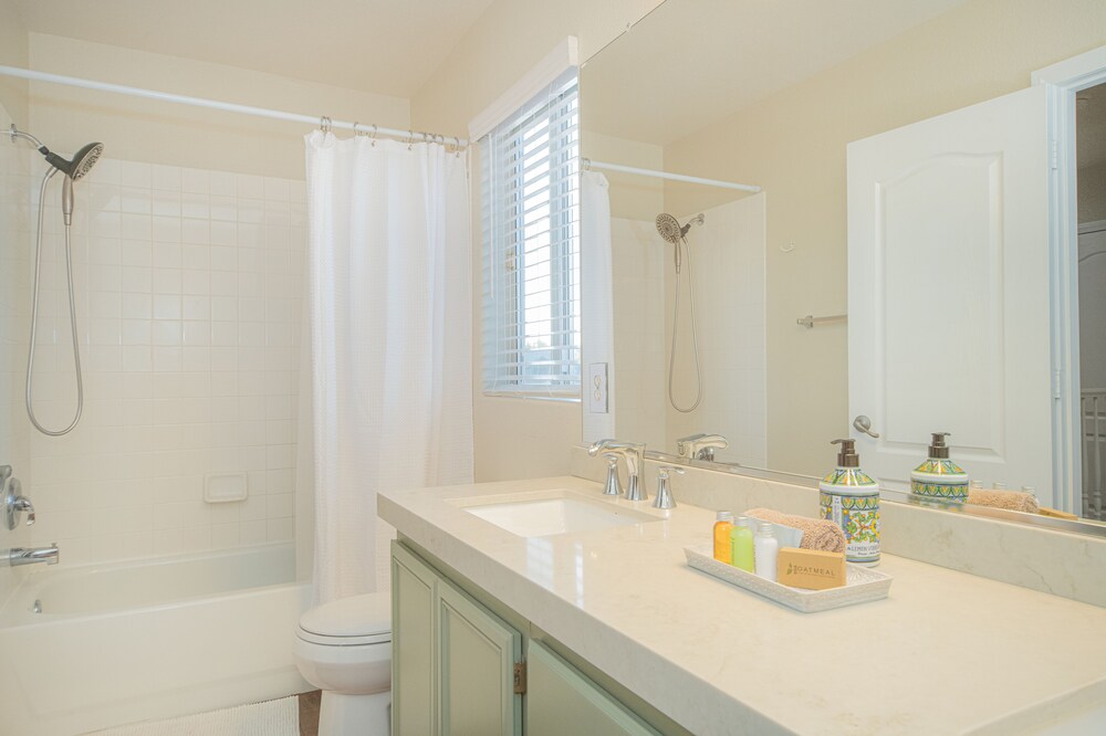 Good Vibes off the strip, 5BR with 2 King Beds + Pool