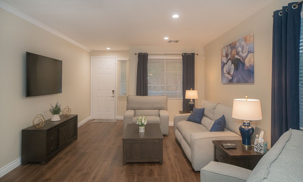 Good Vibes off the strip, 5BR with 2 King Beds + Pool