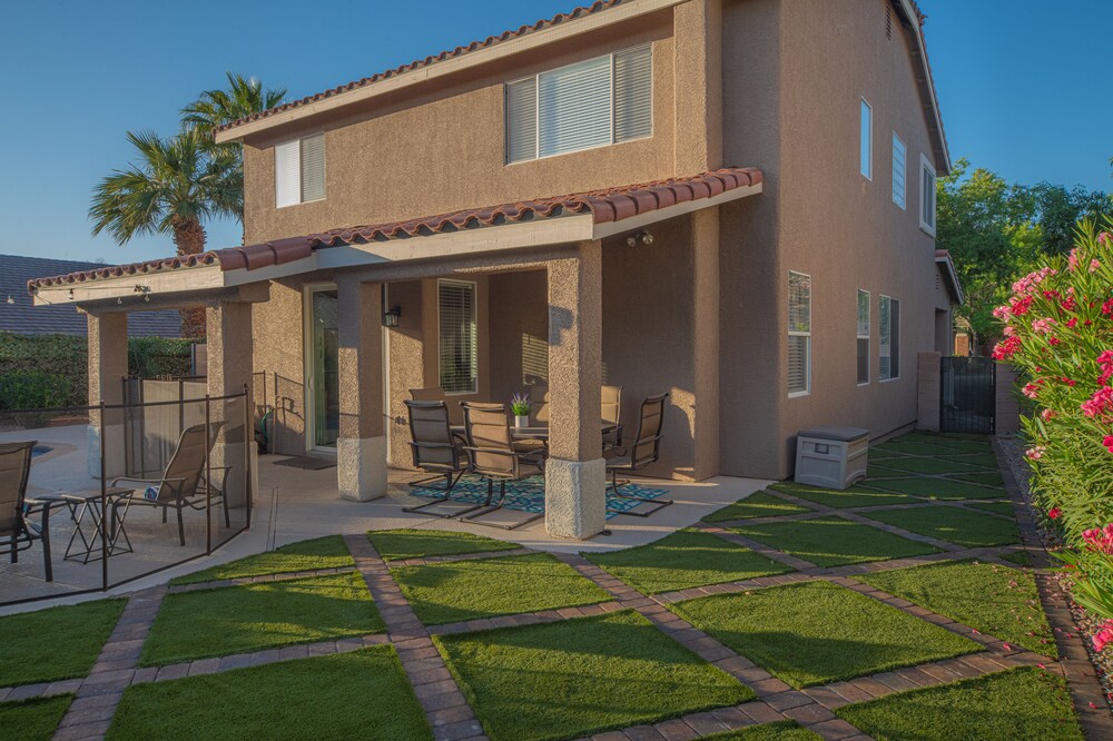 Good Vibes off the strip, 5BR with 2 King Beds + Pool