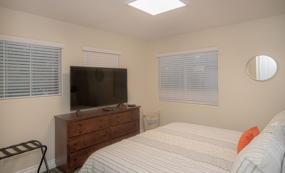 Good Vibes off the strip, 5BR with 2 King Beds + Pool