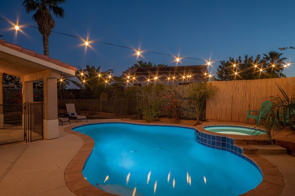 Good Vibes off the strip, 5BR with 2 King Beds + Pool