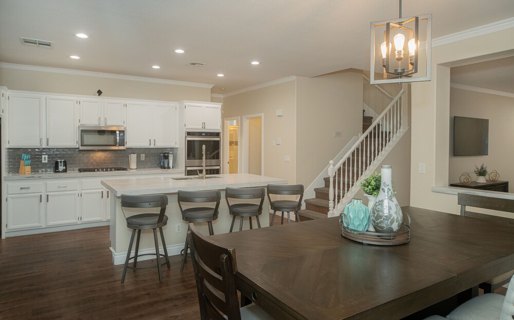 Good Vibes off the strip, 5BR with 2 King Beds + Pool