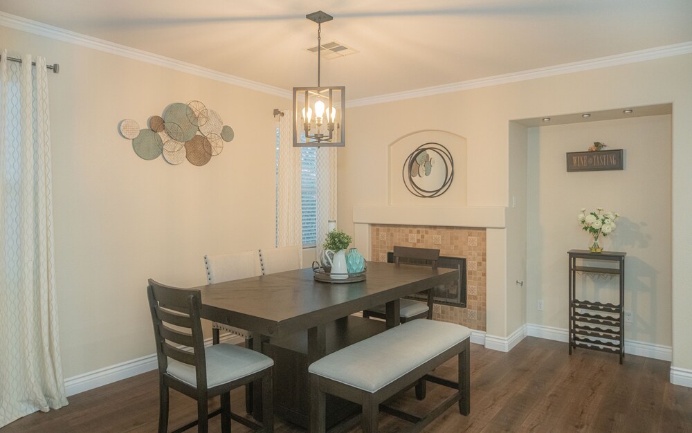 Good Vibes off the strip, 5BR with 2 King Beds + Pool