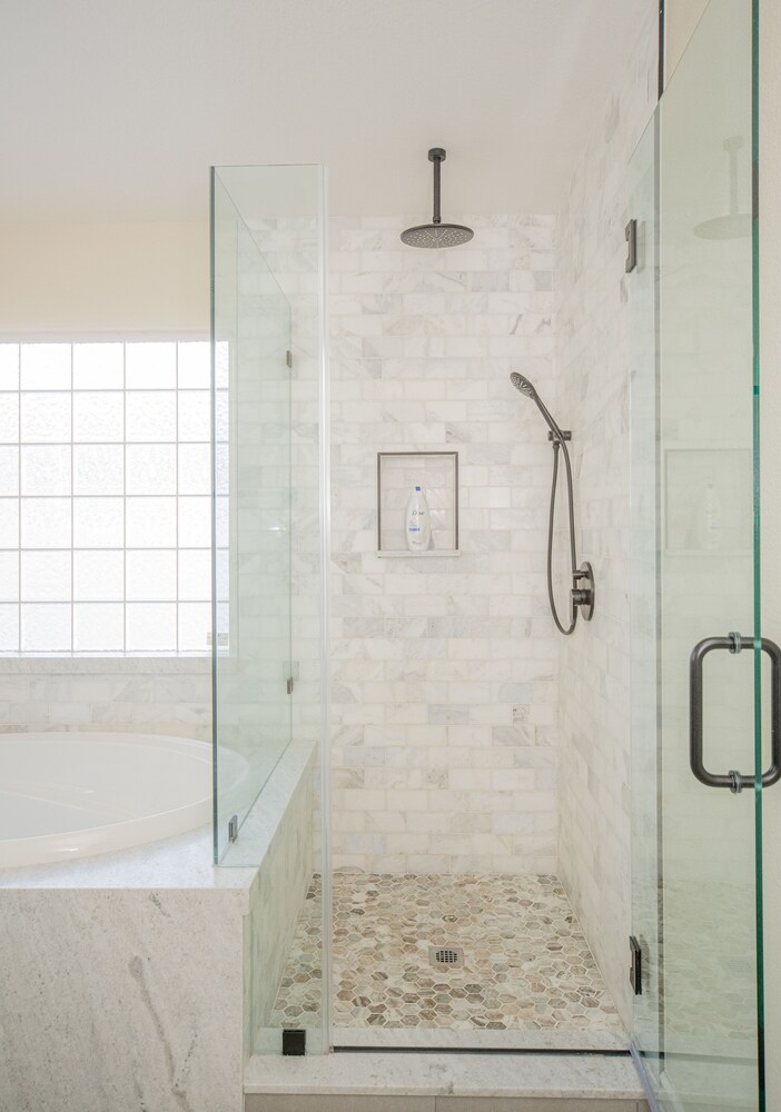 Good Vibes off the strip, 5BR with 2 King Beds + Pool