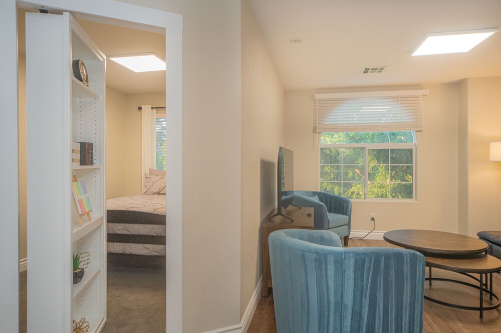 Good Vibes off the strip, 5BR with 2 King Beds + Pool