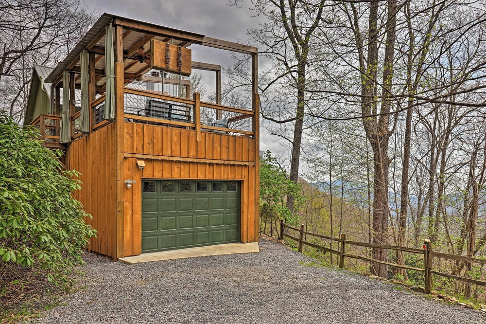 Serene 'Mountain Mist' Retreat w/ Deck & Hot Tub!