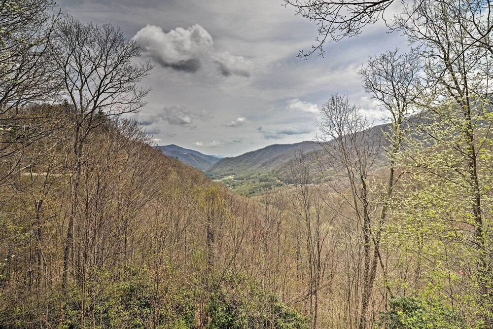 Serene 'Mountain Mist' Retreat w/ Deck & Hot Tub!