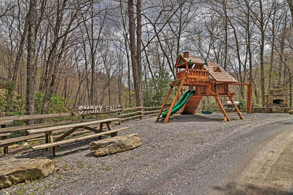 Serene 'Mountain Mist' Retreat w/ Deck & Hot Tub!