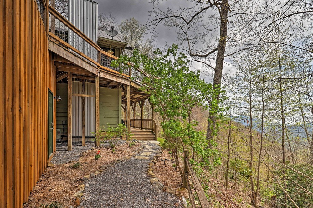 Serene 'Mountain Mist' Retreat w/ Deck & Hot Tub!