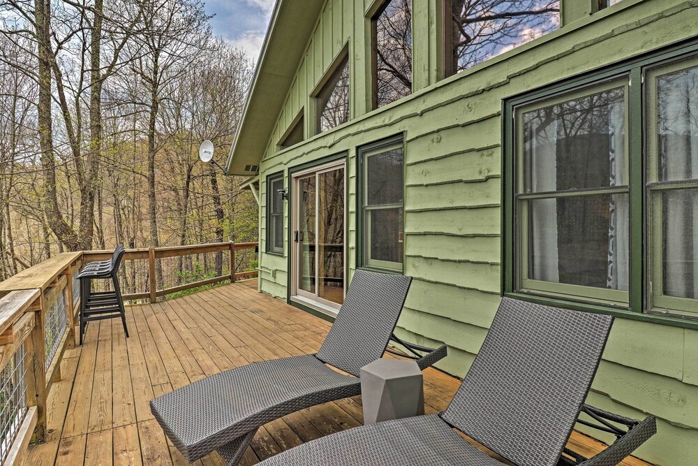 Serene 'Mountain Mist' Retreat w/ Deck & Hot Tub!