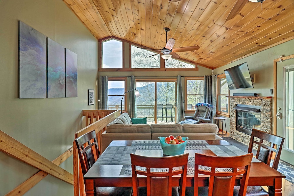 Serene 'Mountain Mist' Retreat w/ Deck & Hot Tub!