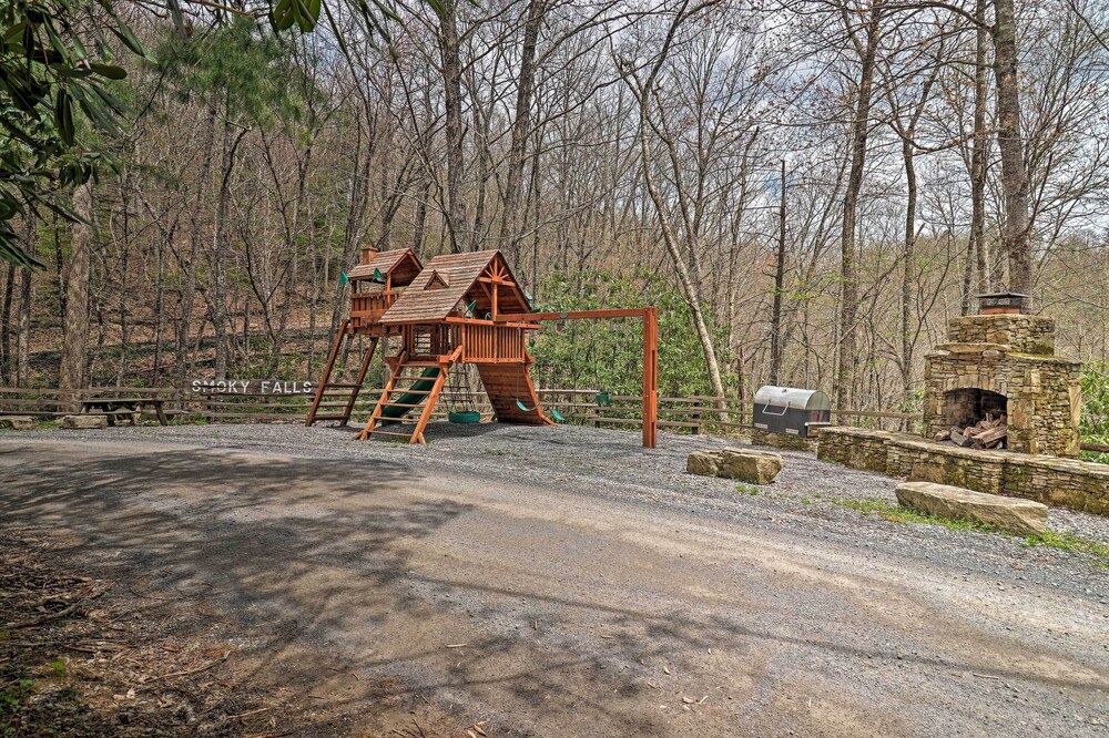 Serene 'Mountain Mist' Retreat w/ Deck & Hot Tub!