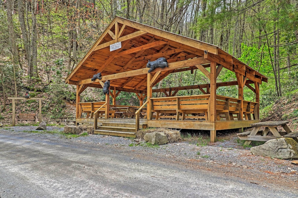 Serene 'Mountain Mist' Retreat w/ Deck & Hot Tub!