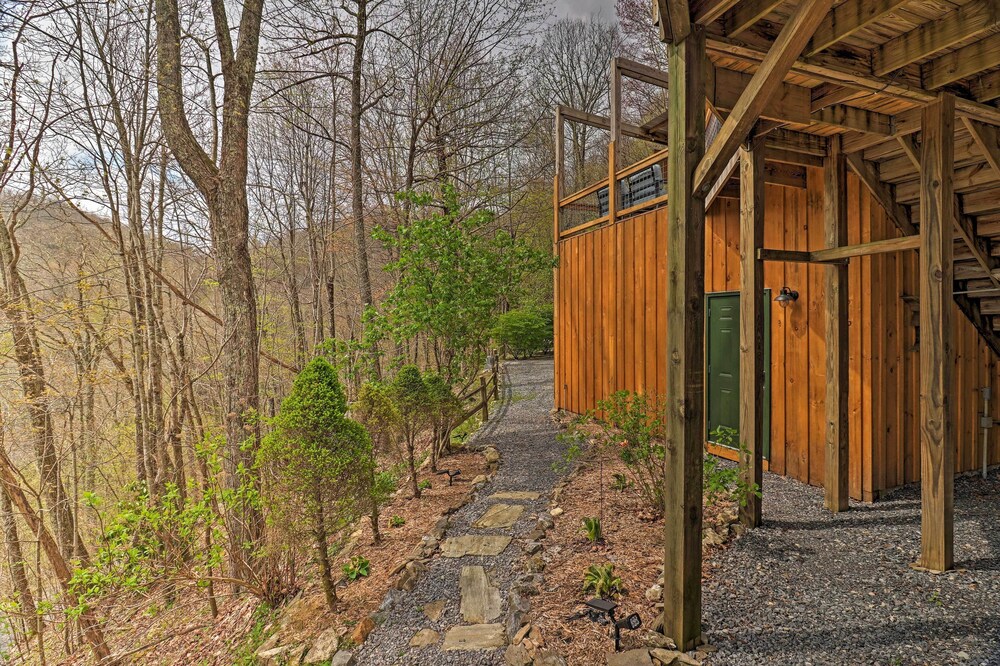 Serene 'Mountain Mist' Retreat w/ Deck & Hot Tub!