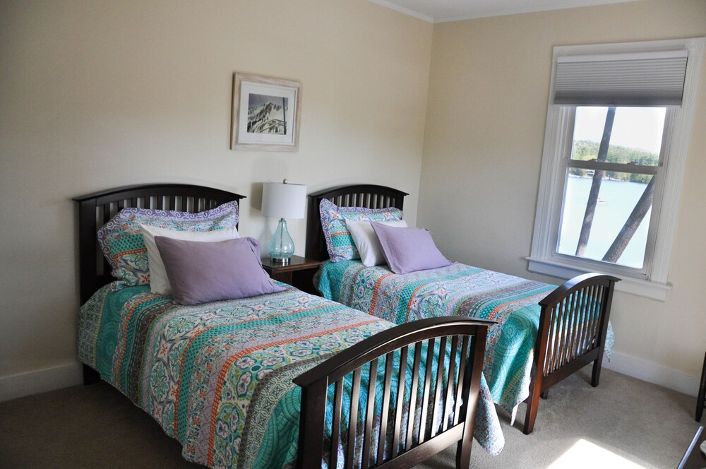 Lake House with view, private beach, dock space, fireplace