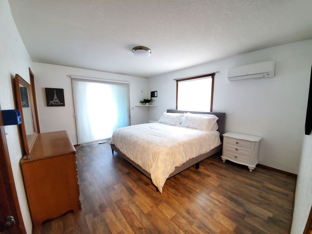 Lakefront Getaway. Private Waterfront Home with Dock and Sunroom